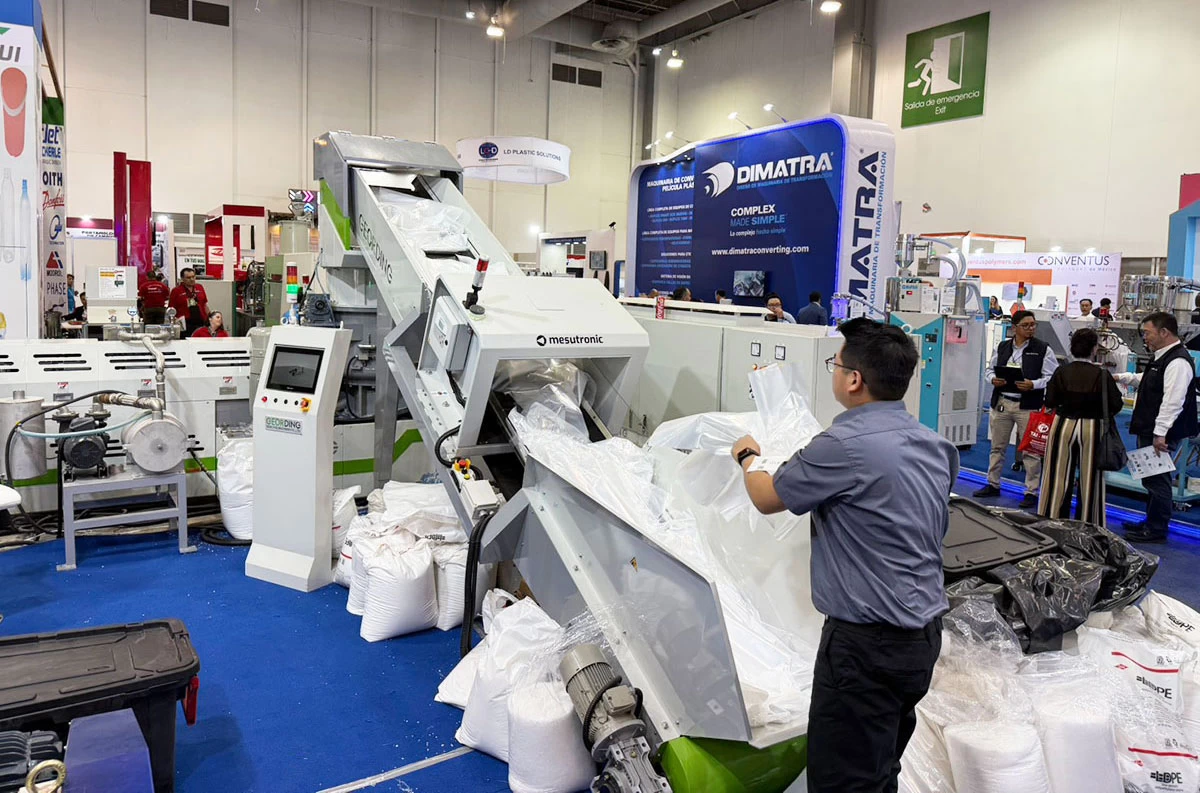 GD operator places PE film into the conveyor