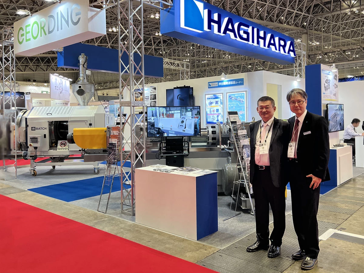 group photo with hagihara at the booth