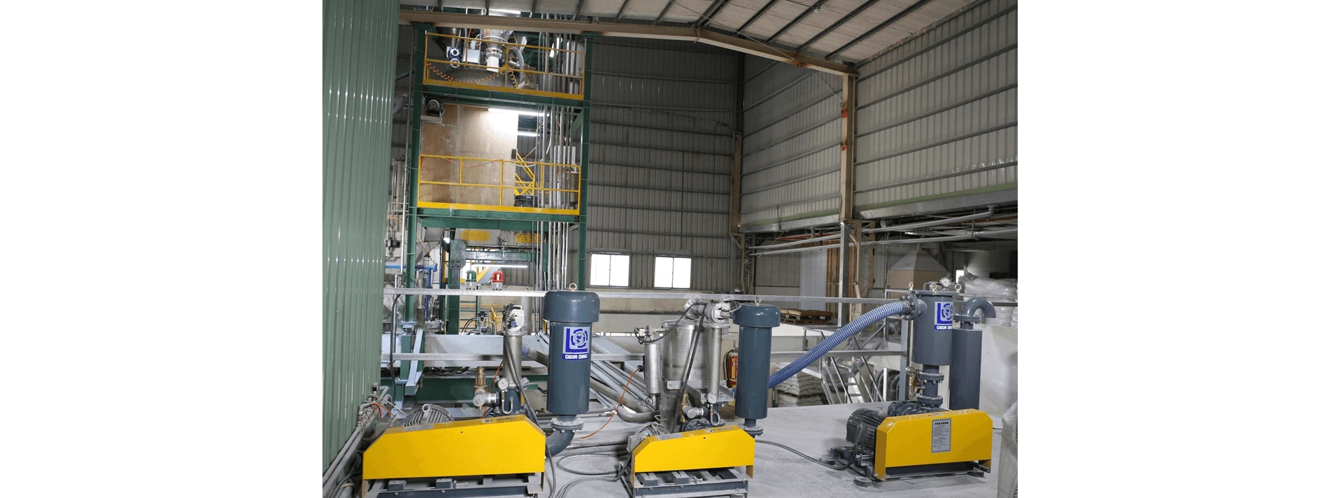 plastic compounding machine equipped with auto conveying system
