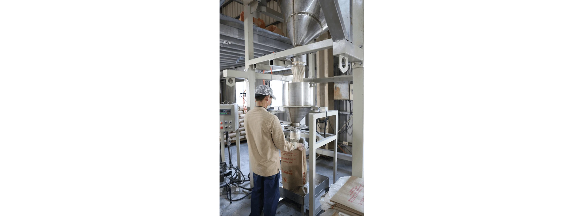 plastic compounding machine equipped with storage barrel and auto weighing system