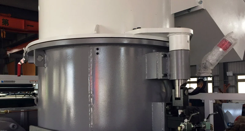 單機回收造粒機的粉碎桶可手動開啟粉碎料斗，當停電時可手動開啟