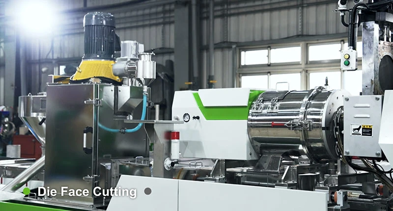 模頭切架台及主要機架由白鐵製成，防止生鏽和腐蝕，刀片為自動調整設計，刀軸與模面永遠成90度，不需經常調整