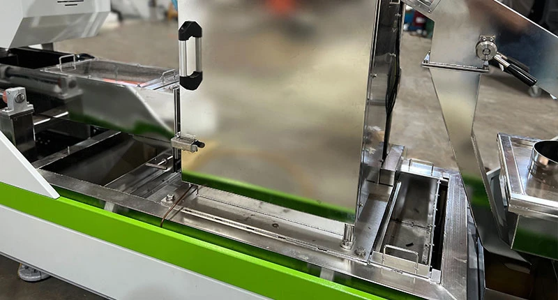 高速脫水機為雙層密封隔音設計，下方水槽可集水、濾過雜質處理