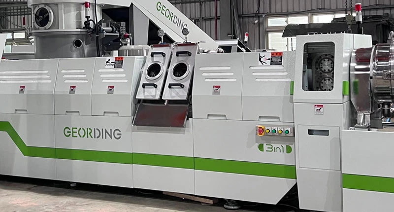 三機一體單機模頭切回收造粒機主機依客戶需求設計製造，提供最佳的進料、混練、透氣、加熱程序、押出量