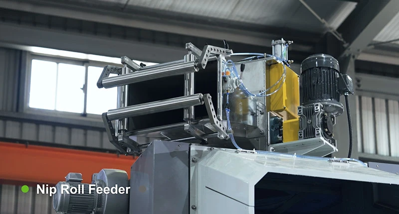 Se puede añadir un alimentador de rodillo opcional para satisfacer necesidades específicas, facilitando la alimentación de materiales en rollo.