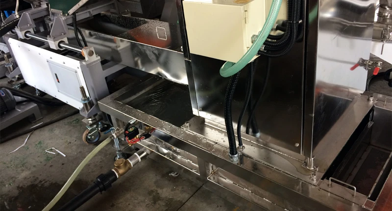 高速脫水機為雙層密封隔音設計，下方水槽可集水、濾過雜質處理