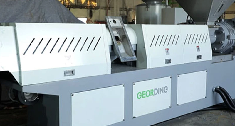 強壓入料主機易操作，性能大幅超越傳統式機型，可依原物料、產量可客製化機台