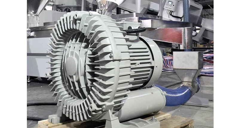 プラスチック再生機器の静音設計のブロワーです。材料供給時の音は静かで、大きな騒音が発生しません