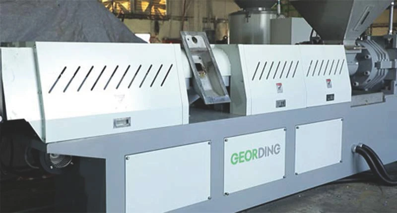 強壓入料子母機主機採用雙孔過濾蜂巢，更換過濾網不需停機，亦可針對客戶需求，提供最佳的進料、混練、透氣、加熱程序、押出量的回收造粒機