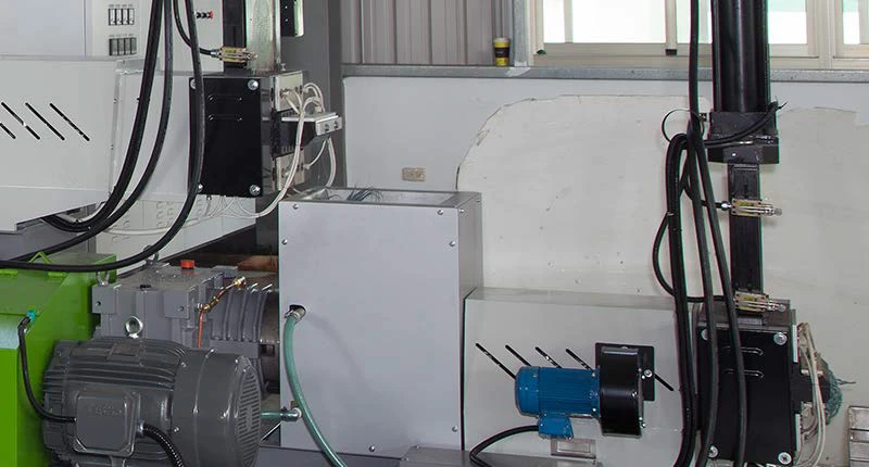 横口入れ親子機の二段押出機は汚れた材料に適します