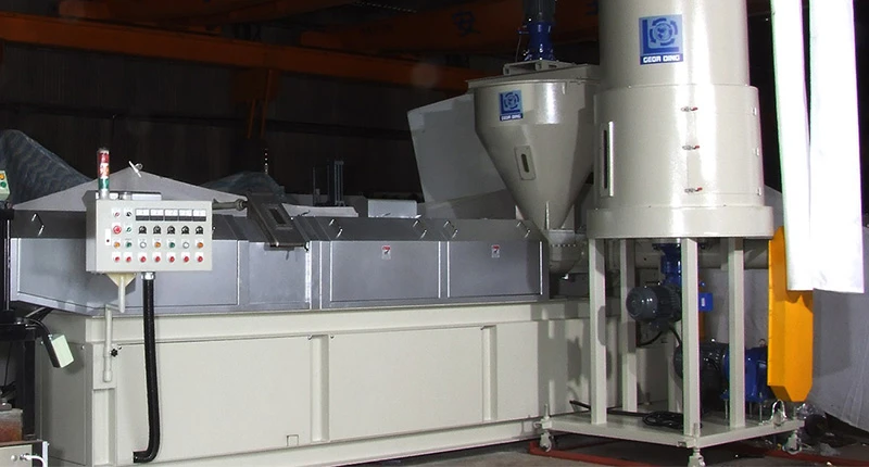 フォースフィーディングホッパーにより２種類の材料を投入することが可能です