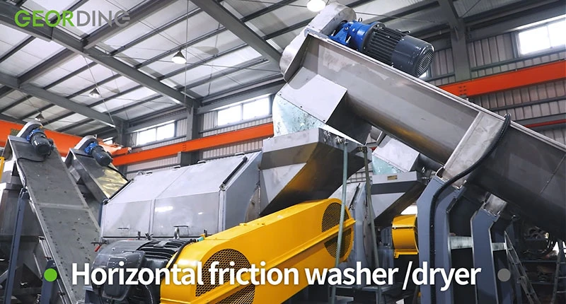 臥式洗滌/脫水機利用摩擦和攪拌作用，能夠徹底清洗物料，去除污垢、污染物和其他雜質。久鼎的兩用設計可同時用於洗滌和脫水，實現最大化的效益