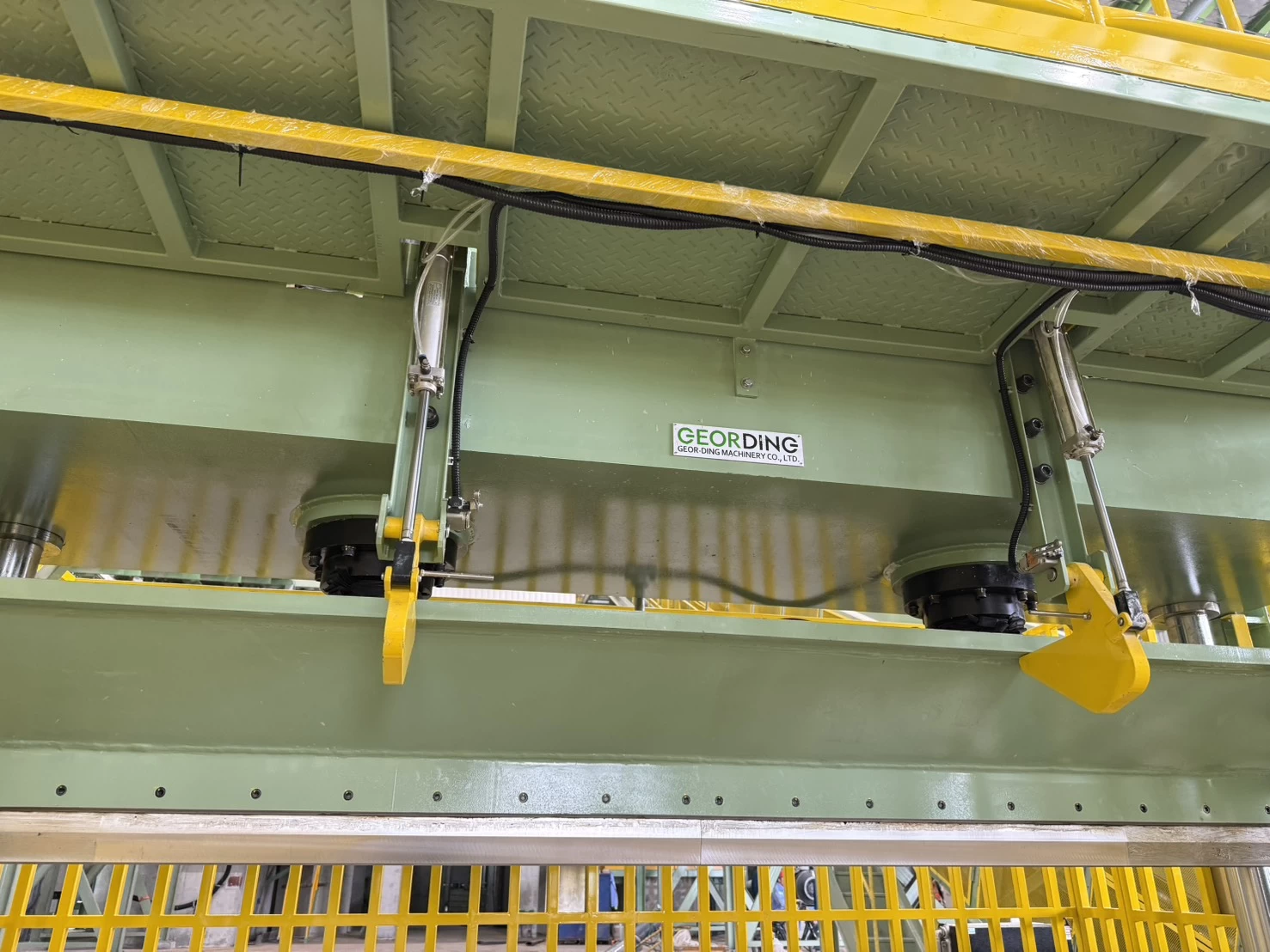 hydraulic cylinder cutting head mechanism