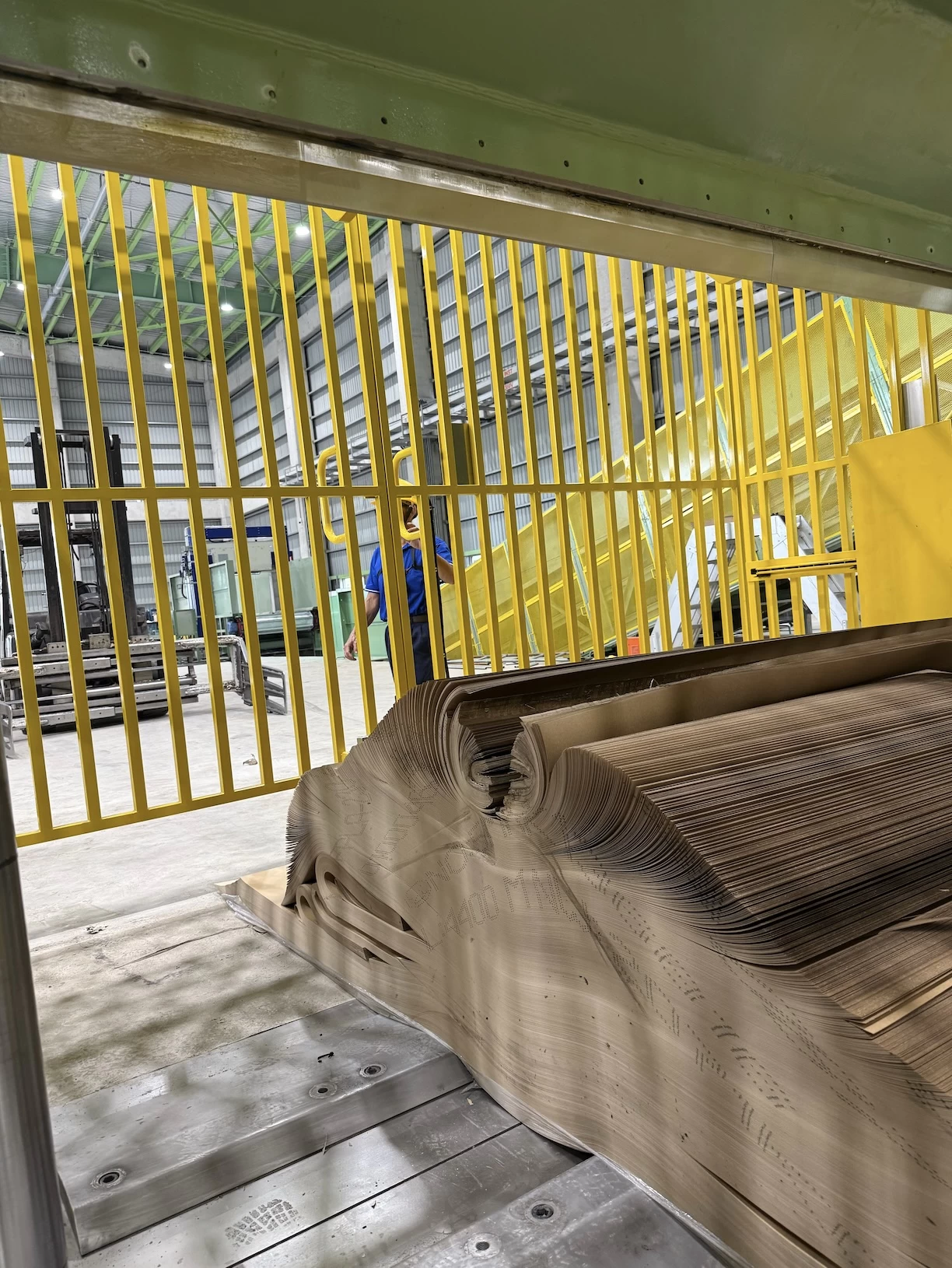 kraft paper stack hydraulic cutting process