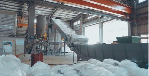 PE/PP film scrap fed into Geording’s washing line via conveyor, showing stable front-end feeding and automated processing in action.