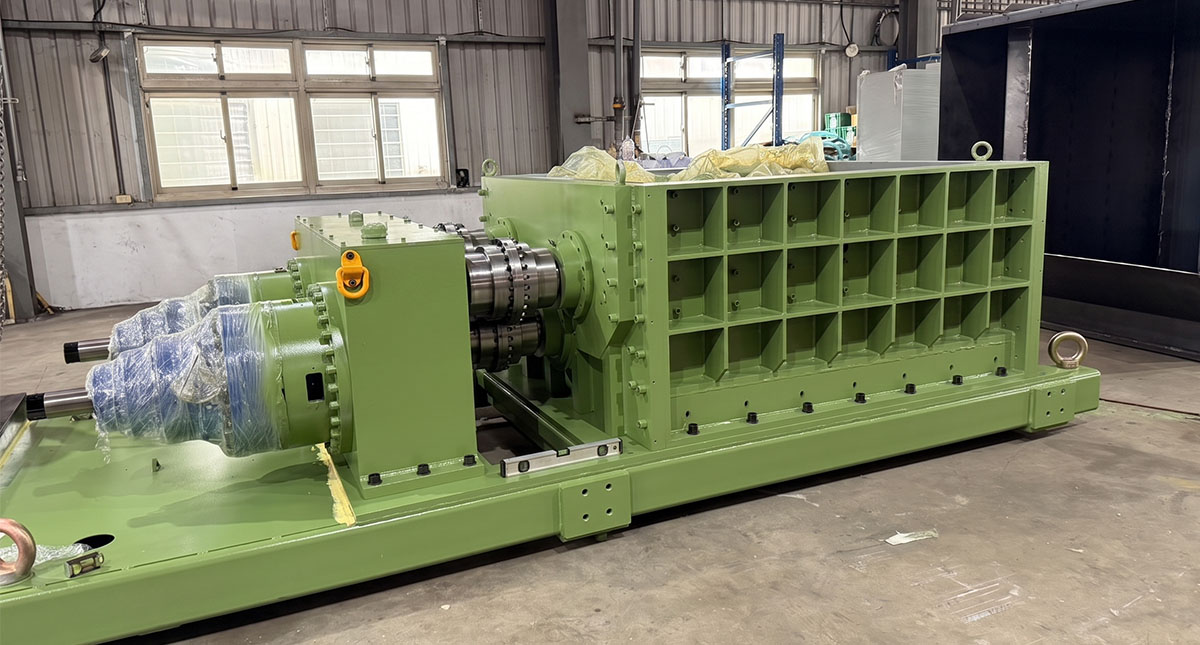 Geording's GD-QS series quad-shaft shredder: twin electric motor drives, European-made reducers, and precision gearbox couplings mounted on the heavy-duty welded main frame.